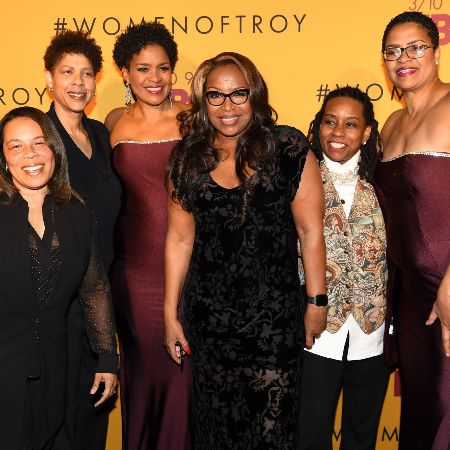 Cheryl Miller with her other basketball teammates.
